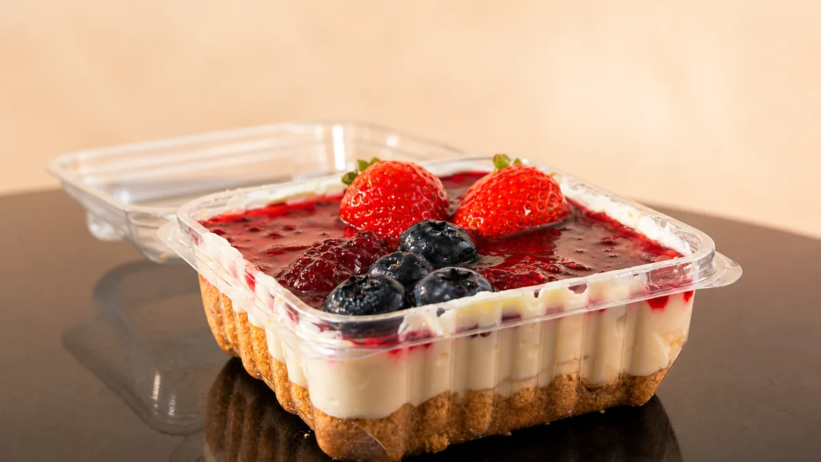Minitorta de frutos rojos con fresas y arándanos, en su envase